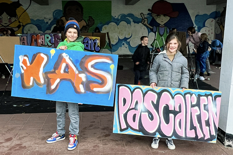 Graffiti naam op houten panelen